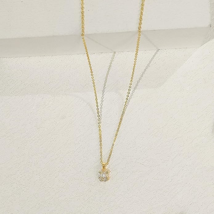 Diamond Pendant Necklace for Women, Dainty Gold Necklace 18k Gold Plated Paperclip Choker Necklaces Cute Open Oval Necklaces Simple Gold Necklace Jewelry Gifts for Women Trendy