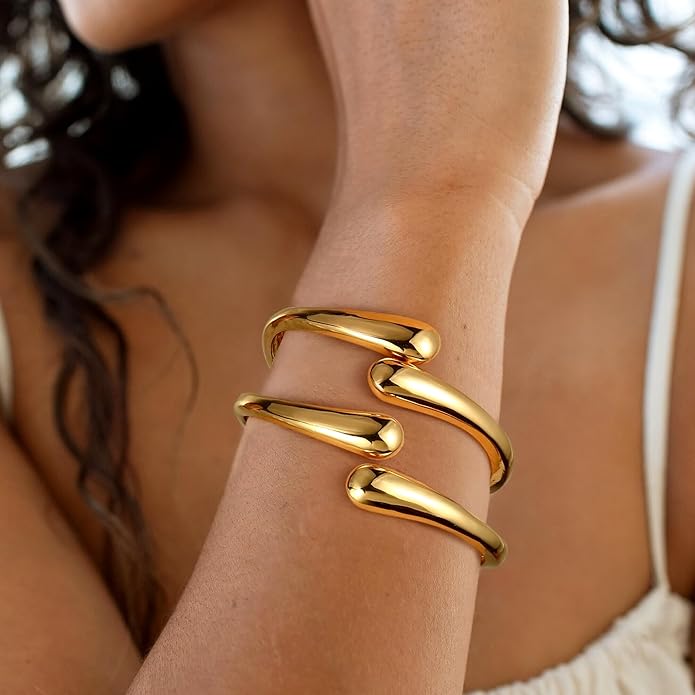 2Pcs Bangle Bracelets for Women Gold Arm Cuff 14k Gold Plated Chunky Gold Bangle Set Hinged Cuff Bracelets Trendy Arm Cuff Jewelry for Women
