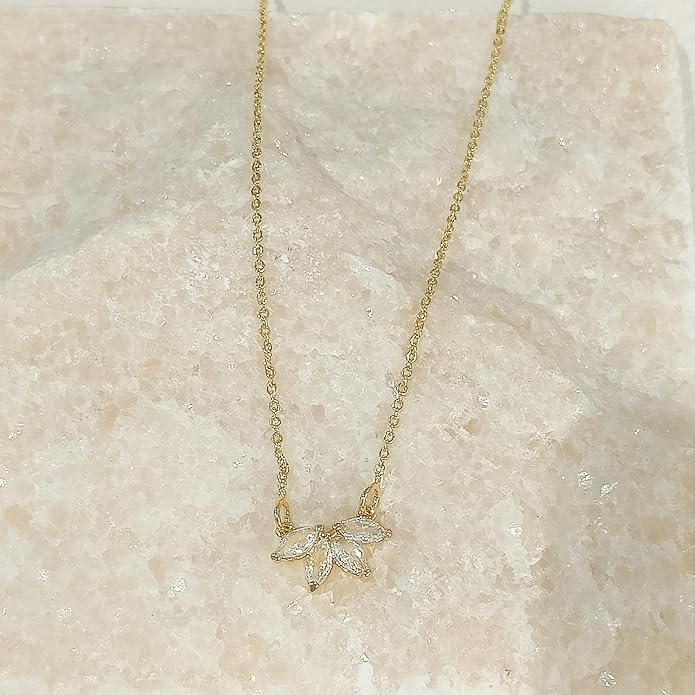 Diamond Pendant Necklace for Women, Dainty Gold Necklace 18k Gold Plated Paperclip Choker Necklaces Cute Open Oval Necklaces Simple Gold Necklace Jewelry Gifts for Women Trendy