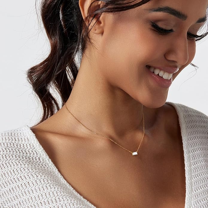 Diamond Pendant Necklace for Women, Dainty Gold Necklace 18k Gold Plated Paperclip Choker Necklaces Cute Open Oval Necklaces Simple Gold Necklace Jewelry Gifts for Women Trendy