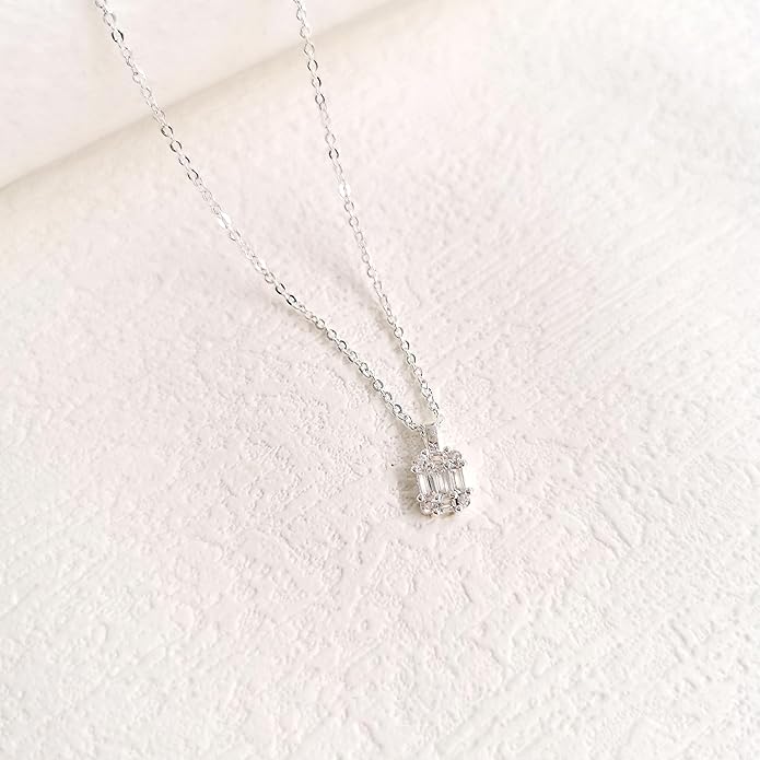 Diamond Pendant Necklace for Women, Dainty Gold Necklace 18k Gold Plated Paperclip Choker Necklaces Cute Open Oval Necklaces Simple Gold Necklace Jewelry Gifts for Women Trendy